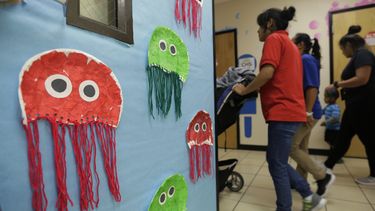 Ni&ntilde;os inmigrantes son supervisados y paseados por empleadas de Comprehensive Health Services en un centro para ni&ntilde;os en el Valle del R&iacute;o Grande, Texas, el jueves 29 de agosto de 2019, en San Benito, Texas.&nbsp;