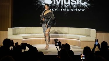 Rihanna posa para un retrato tras la conferencia de prensa previa al espectáculo de medio tiempo del Super Bowl 57 de la NFL el jueves 9 de febrero de 2023, en Phoenix.