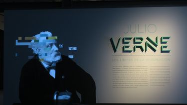  Mural de apertura de la muestra Julio Verne: Los límites de la imaginación, organizada por la Fundación Telefónica, en Argentina.