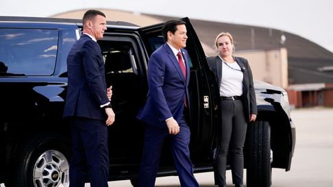El secretario de Estado Marco Rubio llega a la Base Andrews, en Maryland, para emprender su viaje primero a Jamaica y luego por el Caribe.