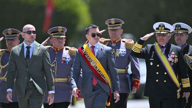 Asiste el presidente ecuatoriano, Daniel Noboa (centro), acompañado por el ministro de Defensa, Gian Carlo Loffredo (2.o), el jefe del Comando Conjunto de las Fuerzas Armadas, Jaime Vela (2.o), y otros miembros del alto mando militar. una ceremonia militar para conmemorar el 215 aniversario del Primer Grito de Independencia en el Liceo Militar Eloy Alfaro de Quito el 8 de agosto de 2024.&nbsp;