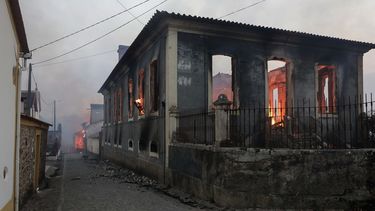 Una casa fue destruida en el incendio que afectó Moinhos village, Lousa, Portugal.