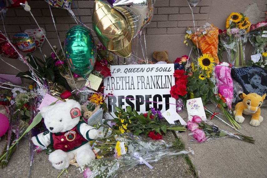 Un memorial donde se le rinde tributo a la fallecida Aretha Franklin en Detroit, Michigan.