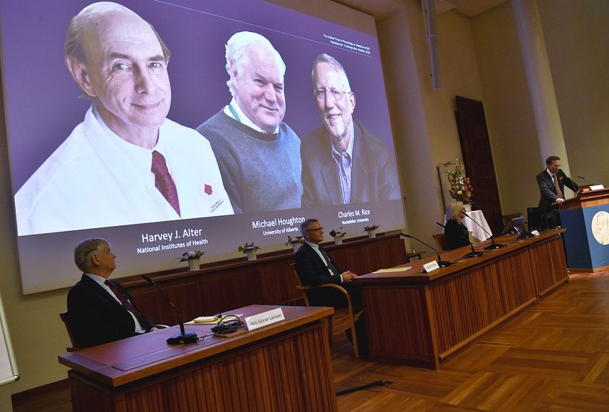 Thomas Perlmann, en el extremo derecho, secretario de la Asamblea del Nobel, anuncia los ganadores del Nobel de Medicina en una conferencia de prensa en el Instituto Karolinska de Estocolmo, Suecia, el lunes 5 de octubre de 2020. La entrega iniciará esta semana.&nbsp;