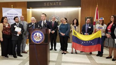 Rueda de prensa de la bancada hispana demócrata de Florida, en uno de los corredores del Senado en Tallahassee. Habla el representante&nbsp; Carlos Guillermo Smith