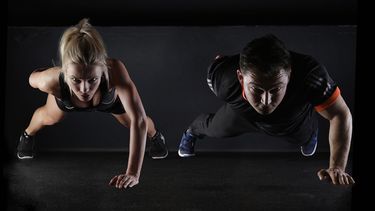 Un hombre y una mujer haciendo ejercicio 