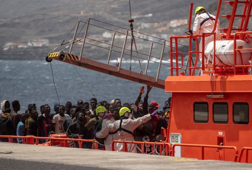 Un grupo de 136 migrantes africanos llega al puerto de La Restinga a bordo del buque español Guardamar Caliope de Salvamento Marítimo, tras ser rescatados de una embarcación frente a las costas de la isla canaria de El Hierro el 26 de agosto de 2024