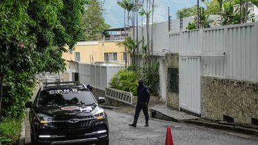 Una patrulla de la policía estacionada afuera de la embajada de Argentina, donde algunos miembros de la oposición venezolana están asilados, en Caracas, Venezuela, el miércoles 31 de julio de 2024.&nbsp;