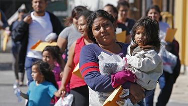 Cientos de niños centroamericanos inmigrantes han sido separados de sus padres al llegar a EEUU.