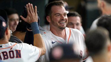 En foto del 17 de septiembre del 2022, Trey Mancini, con los Astros de Houston, celebra en el dugout tras conectar un jonrón ante los Atléticos de Oakland.