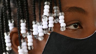 Una niña porta una mascarilla durante una misa en Puerto Príncipe, Haití, el domingo 11 de julio de 2021