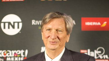 John Bailey, presidente de la Academia de las Ciencias y las Artes Cinematográficas de Hollywood, sostiene el premio Platino otorgado a la institución que preside. 