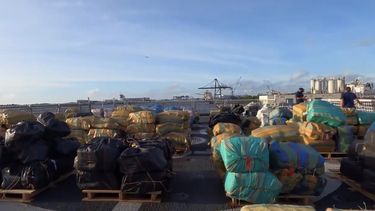 La Guardia Costera enseñó un cargamento de droga valorado en 228 millones de dólares incautado en aguas del Caribe y el Pacífico.