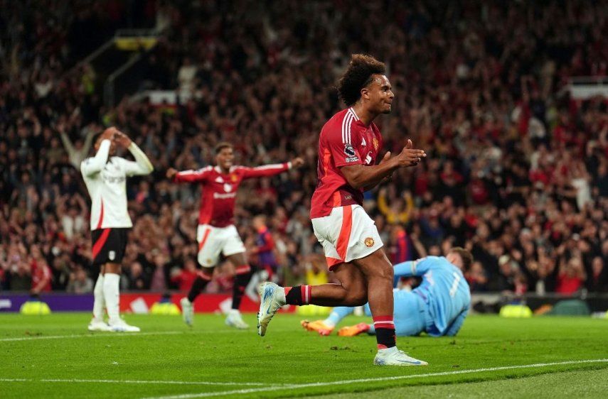 Joshua Zirkzee del Manchester United celebra tras anotar en el primer duelo de la Liga Premier ante el Fulham en Old Trafford, el viernes 16 de agosto del 2024.&nbsp;