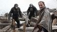Fotograma de la cinta Dawn of the Planet of the Apes distribuida por la compañía Twentieth Century Fox en la que aparecen Jason Clarke (al frente) y los personajes Caesar, Koba y Maurice. (AP)