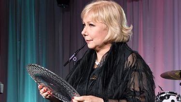 La periodista, presentadora y escritora Cristina Saralegui recibe un reconocimiento durante la gala del St. Jude.