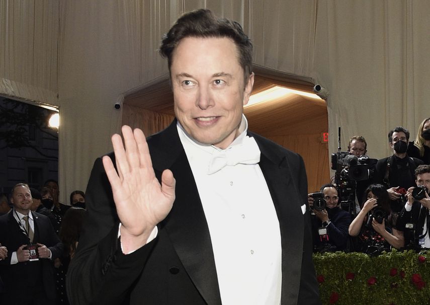 Elon Musk llega a la gala a beneficio del Instituto del Vestido del Museo Metropolitano de Arte para celebrar la inauguración de la exposición In America: An Anthology of Fashion el lunes 2 de mayo de 2022 en Nueva York.