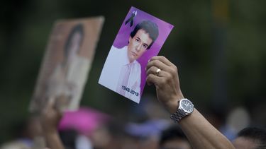Un admirador sostiene una fotograf&iacute;a del fallecido cantante mexicano Jos&eacute; Jos&eacute; en un homenaje con karaoke en la Ciudad de M&eacute;xico el viernes 4 de octubre de 2019. El llamado &ldquo;Pr&iacute;ncipe de la canci&oacute;n&rdquo; falleci&oacute; el s&aacute;bado 28 de septiembre en Miami a los 71 a&ntilde;os.&nbsp;