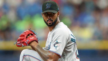 Sandy Alcántara, de los Marlins de Miami, lanza ante los Rays de Tampa Bay, el miércoles 26 de julio de 2023, en St. Petersburg, Florida.