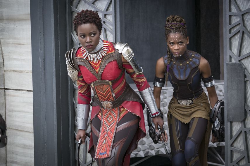 En esta imagen difundida por Disney, Lupita Nyongo, a la izquierda, y Letitia Wright en una escena de Black Panther de Marvel Studios. The Walt Disney Co. postergó las fechas de estreno de muchas de sus películas.