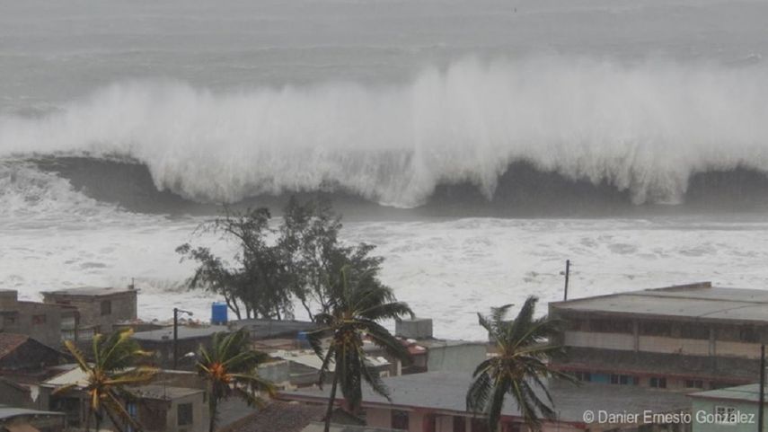 Olas en Gibara durante el paso del huracán Irma.&nbsp;