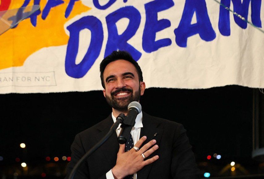 El candidato a la alcaldía de Nueva York, el representante estatal Zohran Mamdani (demócrata por Nueva York), habla con sus simpatizantes durante una reunión electoral en The Greats of Craft LIC el 24 de junio de 2025, en el barrio de Long Island City, en el distrito de Queens, Nueva York.&nbsp;&nbsp;
