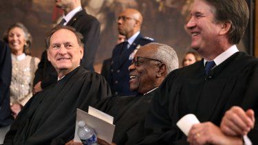 El juez de la Corte Suprema Samuel Alito (izq.), junto a los magistrados Clarence Thomas y Brett Kavanaugh, comparten una risa mientras esperan su oportunidad de abandonar el escenario al concluir las ceremonias de inauguración en la Rotonda del Capitolio de EEUU, el 20 de enero de 2025 en Washington, DC.