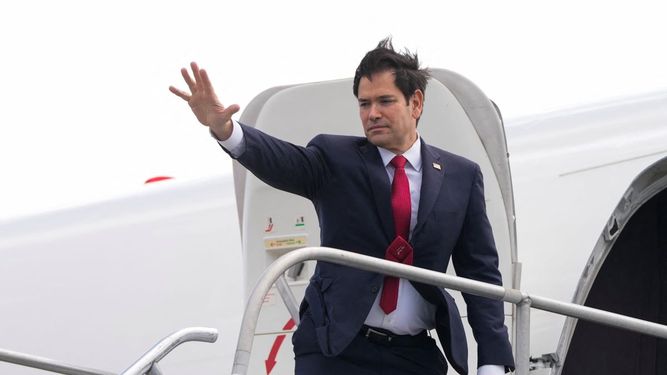 El secretario de Estado de Estados Unidos, Marco Rubio, saluda mientras aborda un avión con destino a Guatemala en el Aeropuerto Internacional Juan Santamaría, cerca de San José, Costa Rica, el 4 de febrero de 2025. 