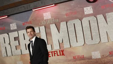 El director Zack Snyder llega al estreno mundial del filme Rebel Moon - Part One: A Child of Fire en el Teatro Chino TCL en Hollywood, California, el 13 de diciembre de 2023.  