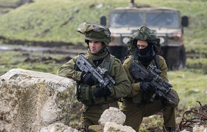Dos soldados israelíes vigilan desde las Alturas de Golán.