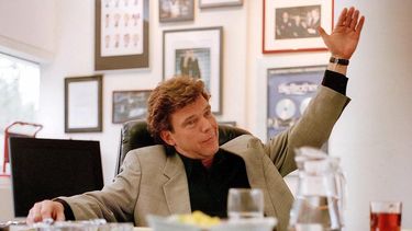 El presidente de la empresa productora holandesa Endemol, John de Mol, gesticula durante una entrevista en su oficina en Hilversum, Holanda el 23 de enero de 2001. De Mol, el exproductor del concurso de talento holandés “The Voice of Holland” se disculpó el jueves tras acusaciones de una conducta sexual inapropiada contra dos “coaches” y el líder de la banda del programa.