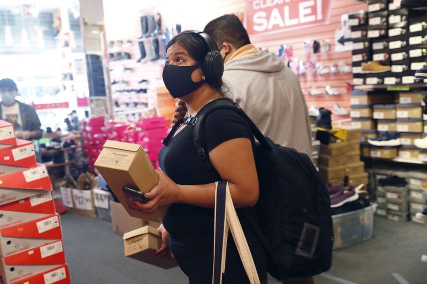 Jessica Reyes compra zapatos en un local en Brooklyn, Nueva York, el 8 de junio de 2020.