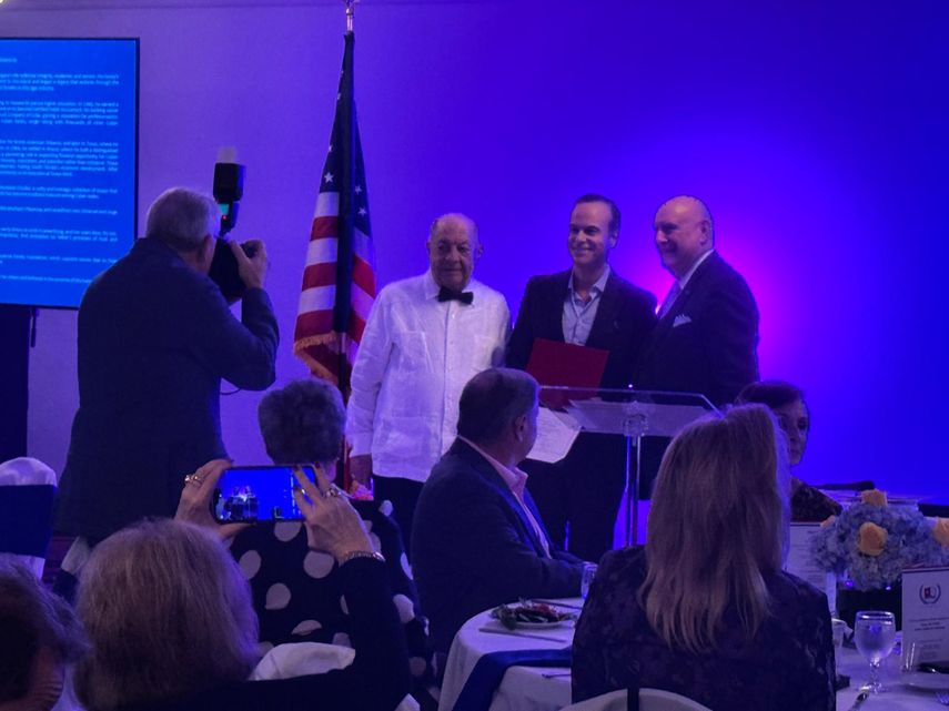 Momento en que Jorge Plasencia Jr. recibe el homenaje póstumo a su padre.