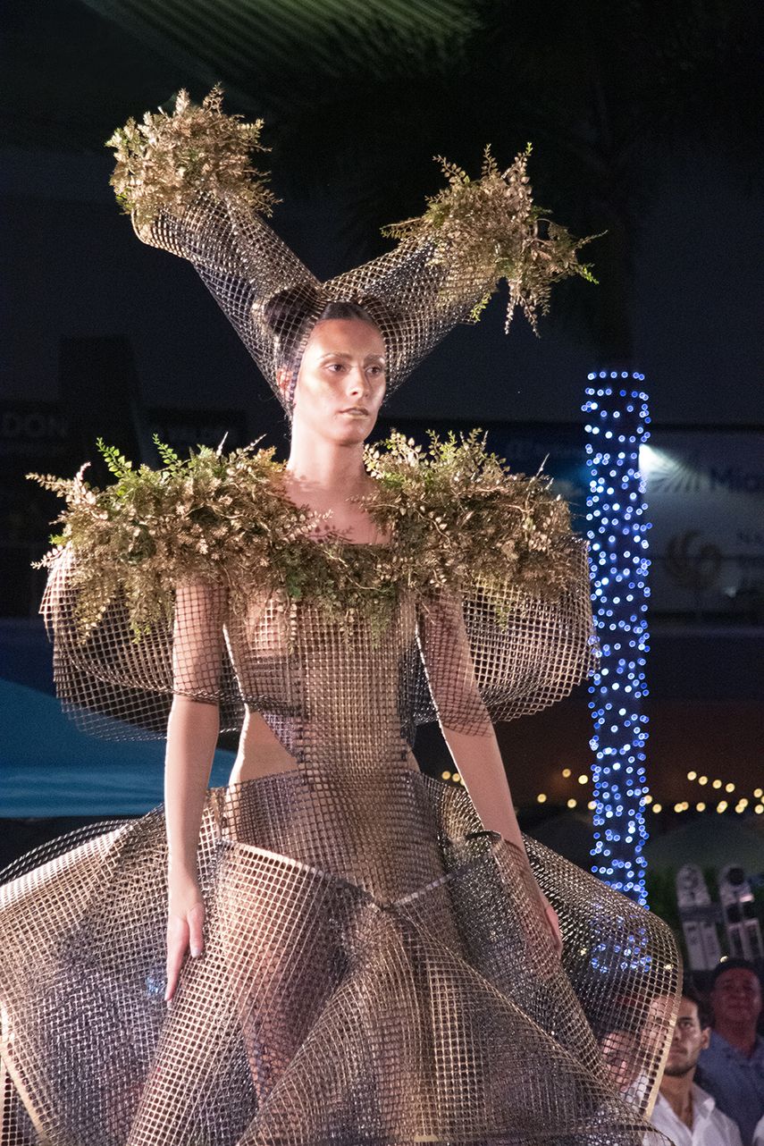 Una modelo desfila un diseño de Celia Ledón en el que se proyectan elementos de la naturaleza en la parte superior de la pieza.&nbsp;&nbsp;