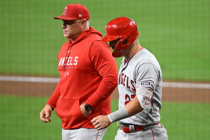 Mike Trout (27), de los Angelinos de Los Ángeles, camina al lado del manager Phil Nevin mientras abandona el partido en contra de los Padres de San Diego, el lunes 3 de julio de 2023, en San Diego. Mike Trout (27), de los Angelinos de Los Ángeles, camina al lado del manager Phil Nevin mientras abandona el partido en contra de los Padres de San Diego, el lunes 3 de julio de 2023, en San Diego.