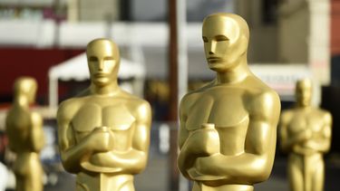 Estatuas del Oscar pueden verse en el Boulevard de Hollywood en preparaci&oacute;n para los Premios de la Academia del domingo en el Teatro Dolby, en Los Angeles.