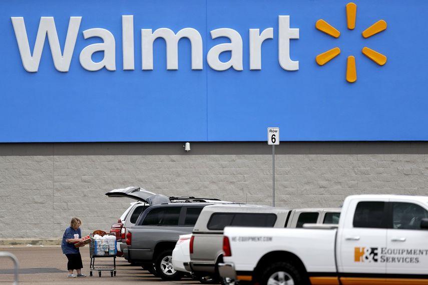 En esta foto del 31 de marzo del 2020, una mujer coloca suministros en su coche en el estacionamiento de un Walmart en Pearl, Mississippi. Walmart requerir&aacute; que todos los clientes llevan mascarillas protectoras en las tiendas que llevan su nombre y en las de Sams Club, lo que le hace la mayor cadena minorista en implementar esa pol&iacute;tica, que ha resultado dif&iacute;cil de hacer cumplir en ausencia de requerimientos federales y estatales.&nbsp;