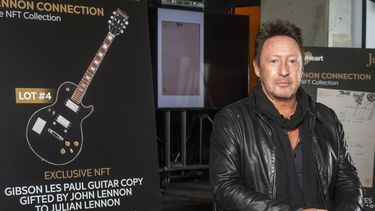El artista/músico Julian Lennon posa frente a la NFT (token no fungible) parte de la subasta Lennon Connection: The NFT Collection que presenta preciados recuerdos de los Beatles y John Lennon de su colección privada, en Juliens Auctions, en Beverly Hills, California.