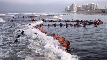 En esta imagen del 4 de mayo de 2020, aspirantes al escuadrón táctico SEAL de la Armada participan en un ejercicio de inmersión en oleada durante el entrenamiento de Demolición Submarina Básica/SEAL (BUD/S por sus iniciales en inglés) en el Centro de Operaciones Navales Especiales en Coronado, California.&nbsp;