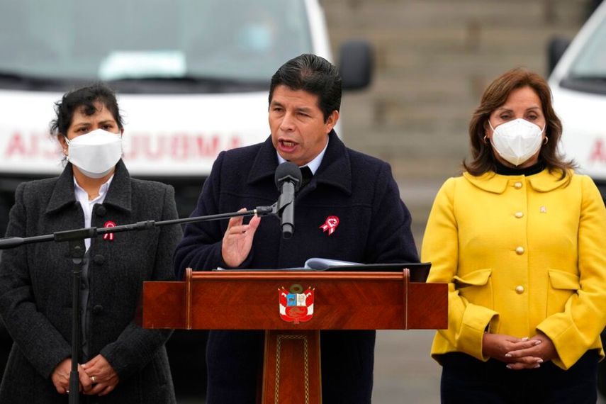 El presidente de Perú, Pedro Castillo, da un discurso, flanqueado por su esposa Lilia Paredes, a la izquierda, y la vicepresidenta Dina Boluarte durante una ceremonia en el palacio de gobierno para recibir ambulancias donadas por Japón, en Lima, Perú.