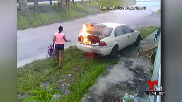 Las cámaras de seguridad grabaron el momento cuando la mujer incendió la parte trasera del vehículo de un desconocido, porque pensaba que era de su exnovio