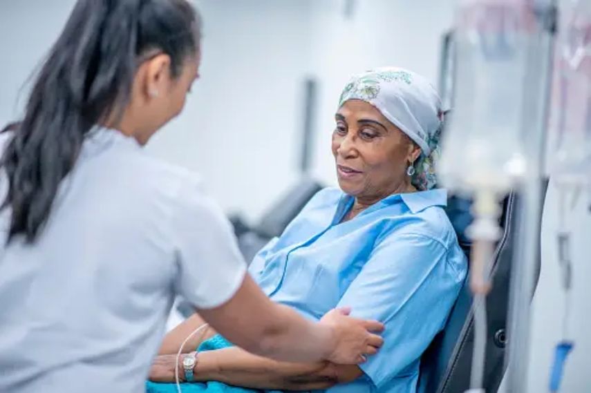 Persona con cáncer recibiendo quimioterapia