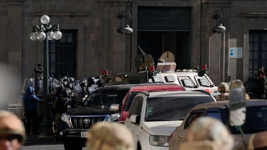 La policía militar se reúne frente a la entrada principal del palacio presidencial en la Plaza Murillo en La Paz, Bolivia, el miércoles 26 de junio de 2024.&nbsp;