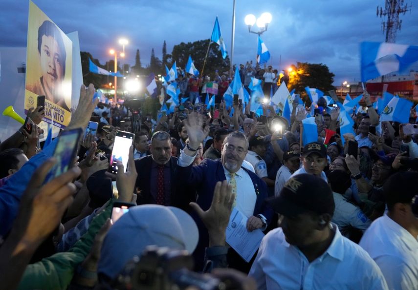 El presidente electo de Guatemala, Bernardo Arévalo, saluda a la gente a su llegada a una marcha de indígenas para reclamar la renuncia de la fiscal general de Guatemala, Consuelo Porras, ante el edificio de Tribunal Supremo en Ciudad de Guatemala, el lunes 18 de septiembre de 2023.
