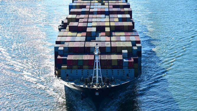 Un barco mercante cruza el Atlántico cargado de contenedores.