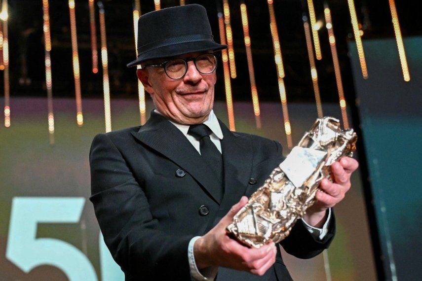 El cineasta francés Jacques Audiard posa con el premio César que conquistó con la película Emilia Pérez.&nbsp;