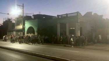 Cola de madrugada para comprar pan en La Habana.&nbsp;