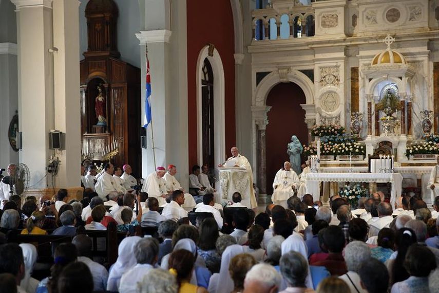 El papa Francisco dijo en Santiago de Cuba que los creyentes son invitados generación tras generación a renovar su fe, a vivir lo que denominó la revolución de la ternura. El Sumo Pontífice ofició una misa en la basí