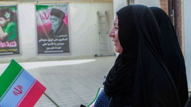 Una mujer sonríe antes de votar en las elecciones presidenciales de Irán el 28 de junio de 2024, en el consulado iraní en Basora, al sureste de Bagdad, Irak.&nbsp;
