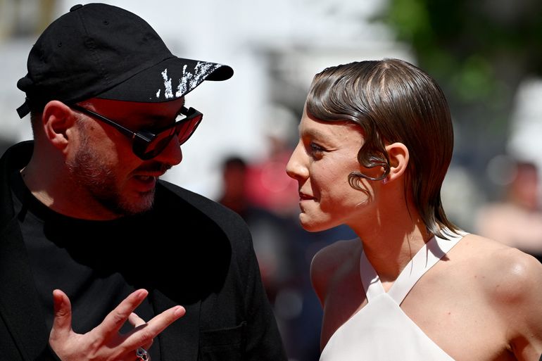 El director ruso Kirill Serebrennikov (L) habla con la actriz rusa Alyona Mikhailova cuando llegan para la proyección de la película "La esposa de Tchaikovsky (Zhena Chaikovskogo)" durante la 75ª edición del Festival de Cine de Cannes en Cannes, sur de Francia, el 18 de mayo de 2022 .  